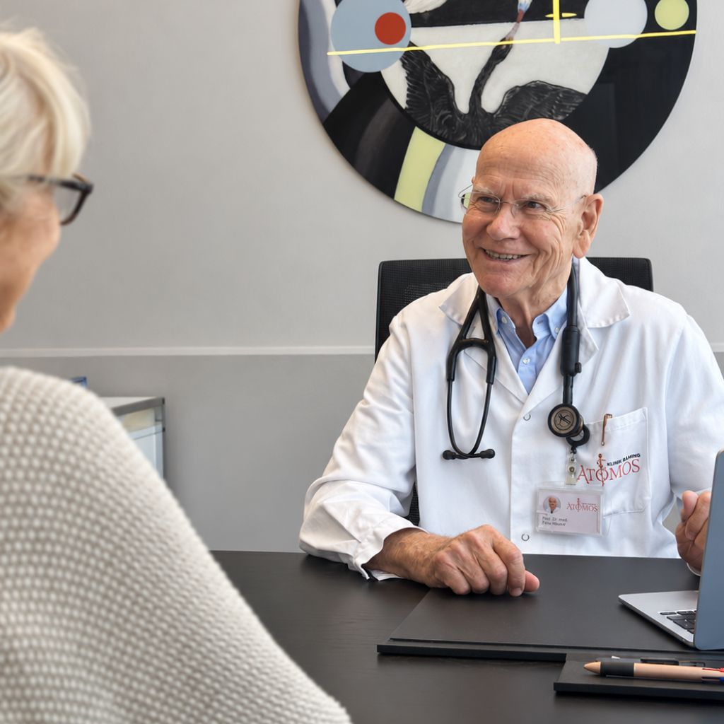 Dr. Felix Reimer im Gespräch mit einer Patientin